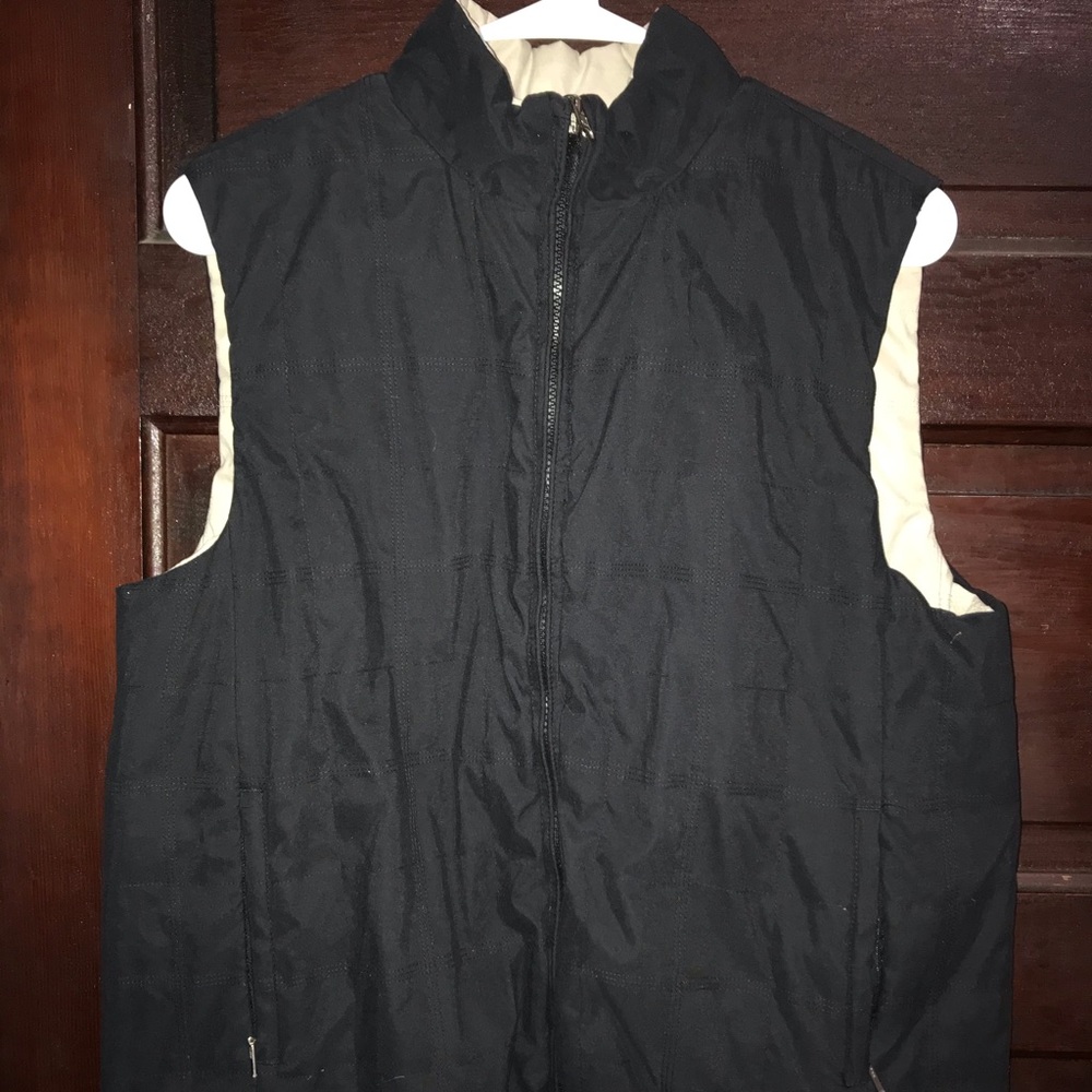 Reversible women’s puffy vest